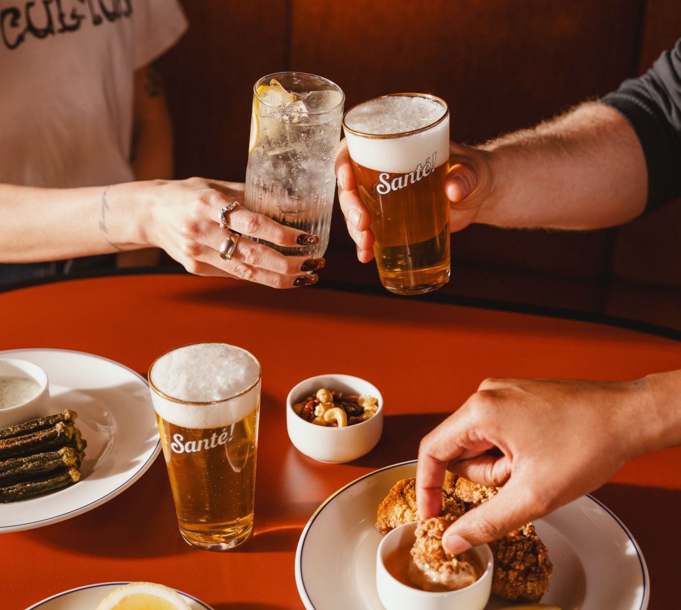 Gasten van The Standard Hotel drinken uit bierglazen met een gouden randje