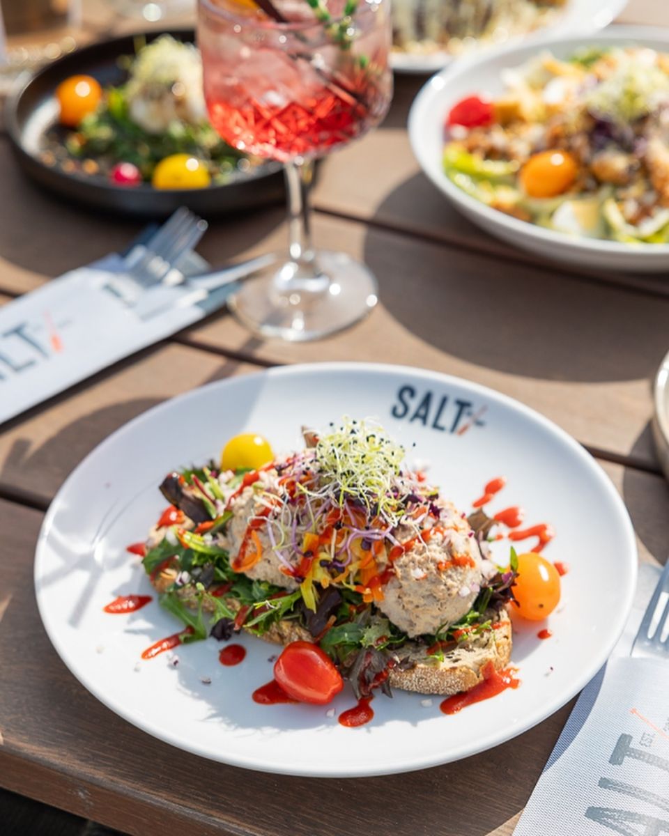 bord met vers broodje en salt logo