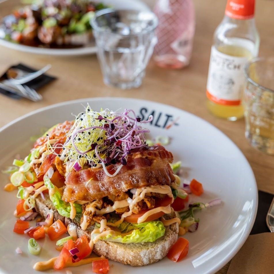 bord met broodje vlees