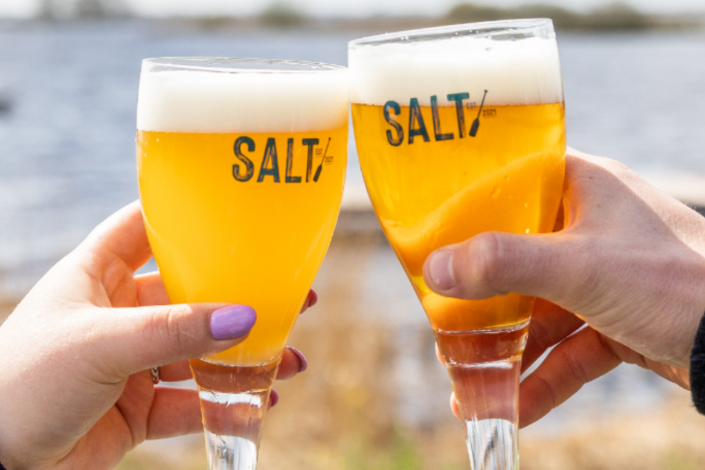 proostende bierglazen met salt logo