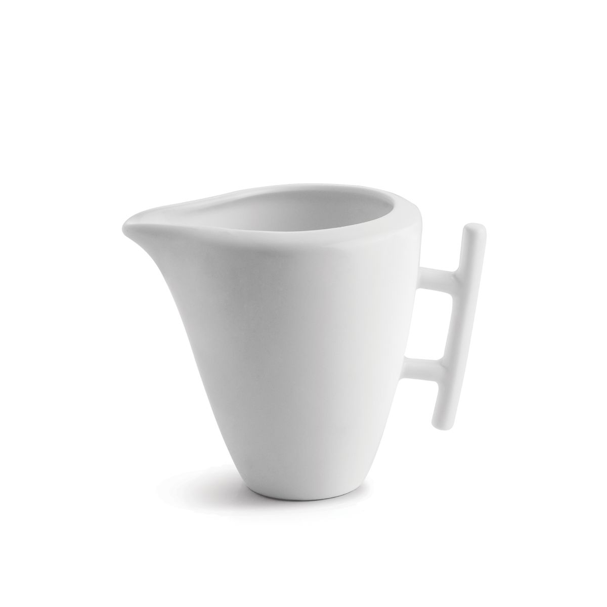 Porseleinen kan Squito 23 cl in wit, getoond in vooraanzicht met glad oppervlak en subtiele schenktuit.