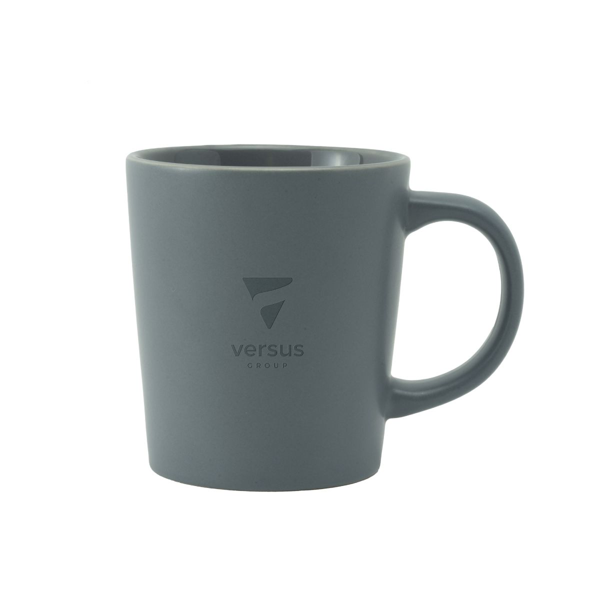 Voorzijde van keramische mok Ponti 25 cl. met mat oppervlak en bedrukt logo ‘versusgroup’.
