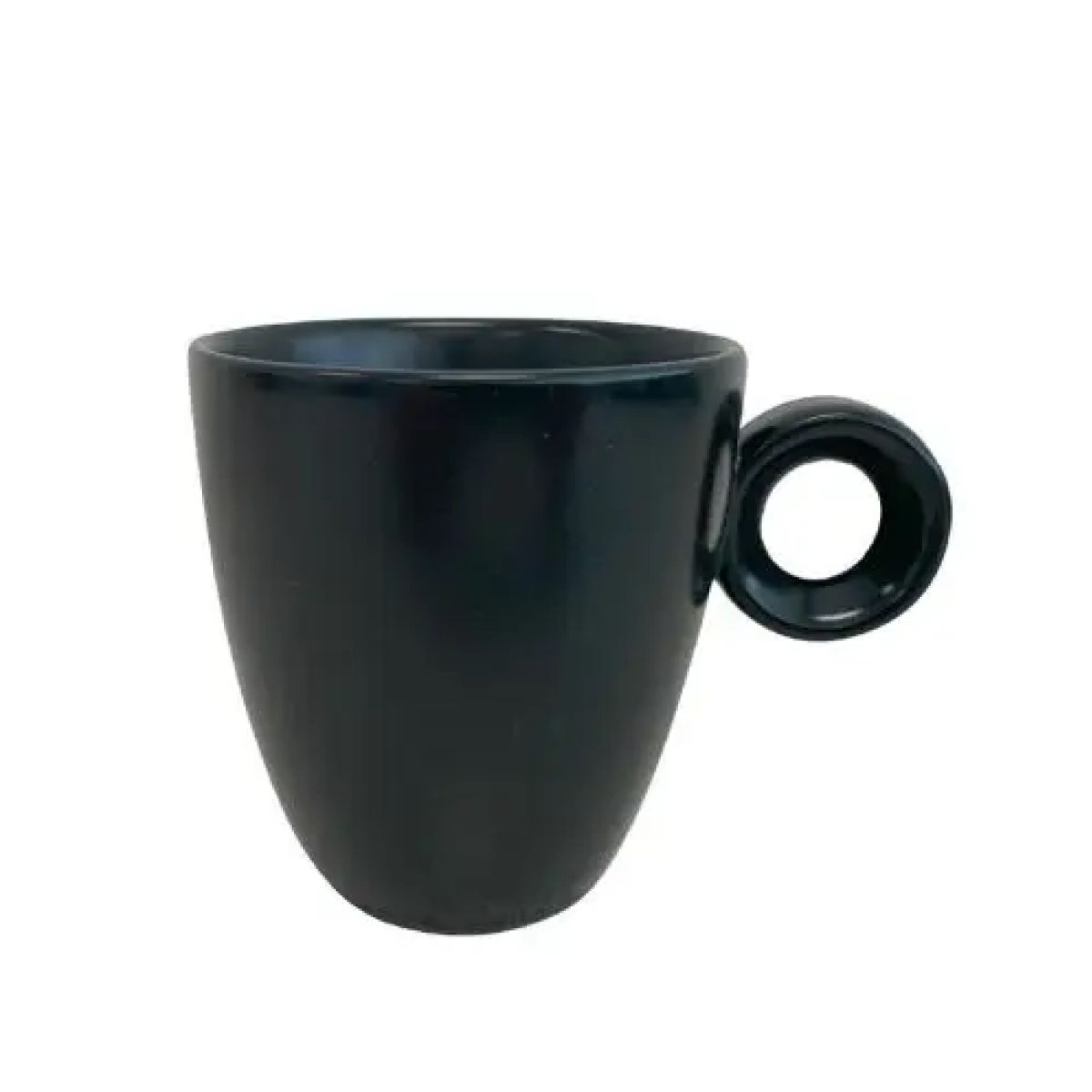 Vooraanzicht van Rondo mok 19 cl. van matzwart porselein met rechte vorm en oor aan de rechterzijde.