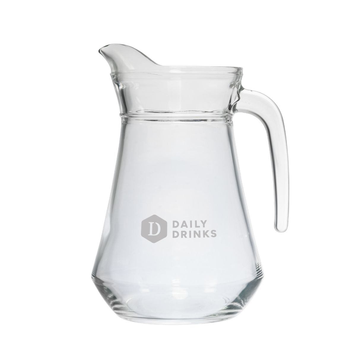 Gravure van DailyDrinks-logo op voorzijde van transparante Broc Arc glazen waterkan 1,0 liter.