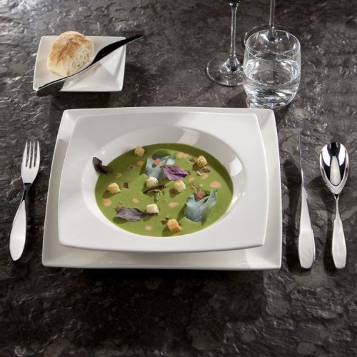 Vierkant diep Squito bord 27 cm van porselein met vulling in een sfeerruimte.