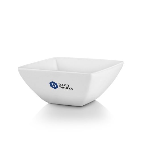 Kom vierkant Squito van 18 cm van porselein met meerkleurig logo DailyDrinks op het vooraanzicht.