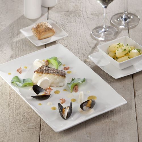 Kom vierkant Squito 23 cm van porselein gevuld en geplaatst in een sfeerruimte.