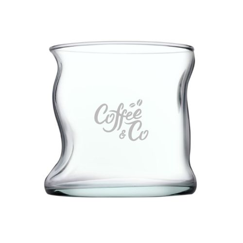Vooraanzicht Nami Matcha glas met gegraveerd CoffeeCo logo, transparant matcha glas met subtiele gravure in glas.