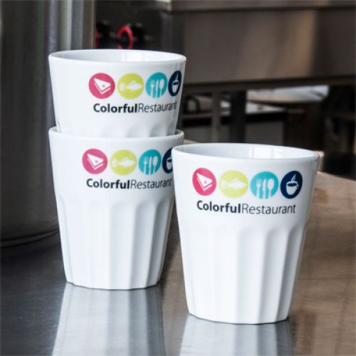 Noble beker 36 cl. van porselein met bedrukking in sfeervolle ruimte.