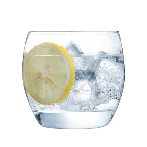 Salto Tumbler 32 cl glas met drankvulling in sfeerruimte, transparant drinkglas op tafel.