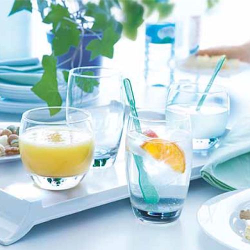 Salto Tumbler 32 cl. glas metdrankvulling in sfeerruimte, transparant drinkglas op tafel.