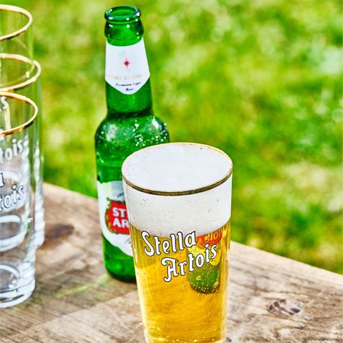 Stella Artois boerke glas 33 cl gevuld met bier en voorzien van logo in een sfeervolle setting.
