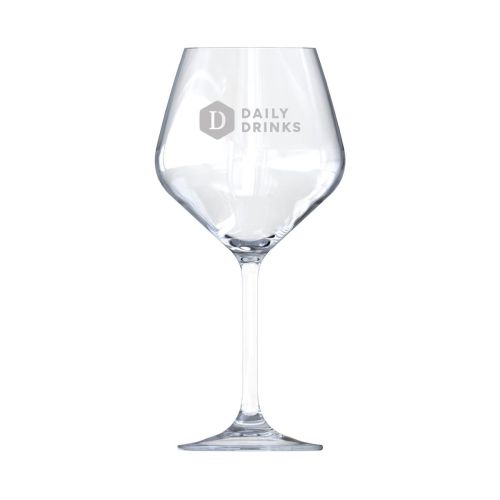 Ingegraveerd DailyDrinks-logo op de voorzijde van het Arome wijn 50 cl. glas, zichtbaar in close-up. Ingegraveerd DailyDrinks-logo op de voorzijde van het Arome wijn 50 cl. glas, zichtbaar in close-up.
