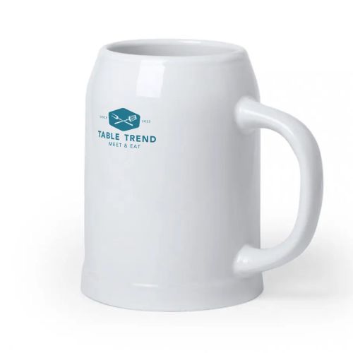 Porseleinen bierpul met bedrukt logo ‘TableTrend’ in één kleur, centraal geplaatst op de voorzijde. Porseleinen bierpul met bedrukt logo ‘TableTrend’ in één kleur, centraal geplaatst op de voorzijde.