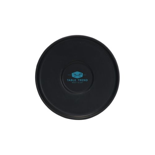 Vooraanzicht van de Blackwell schotel dubbele espresso 14 cm porselein met éénkleurig TableTrend logo centraal geplaatst.