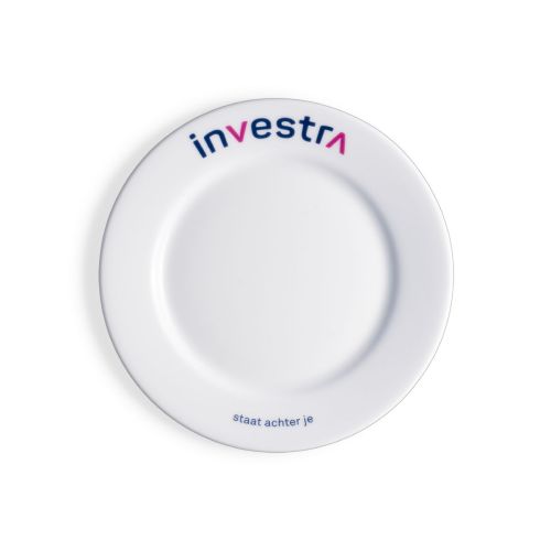 Bord met brede rand wit porselein 17 cm met meerkleurig Investra-logo op het vlak