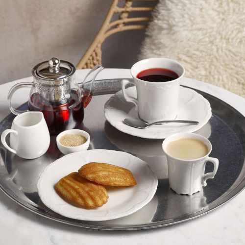 Gedekte tafel met Retro bord 16 cm van porselein, gevuld en voorzien van bedrukt logo in een sfeerruimte.