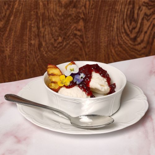 Porseleinen bord Retro 21,5 cm met maaltijd, geplaatst op houten tafel in sfeervolle eetomgeving.