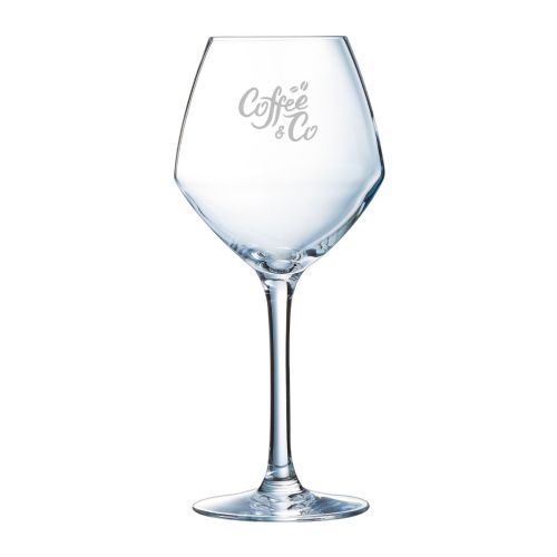 Gravure van CoffeeCo-logo op de voorzijde van het 47 cl Cabernet young glas, subtiel zichtbaar.