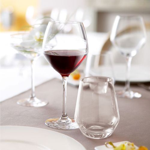 Gevuld wijnglas Cabernet young 47 cl. in gebruik binnen een sfeervolle ruimte.