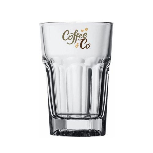 Kleurendruk van het CoffeeCo-logo op de voorzijde van het Casablanca Latte laag glas 29,5 cl. Kleurendruk van het CoffeeCo-logo op de voorzijde van het Casablanca Latte laag glas 29,5 cl.