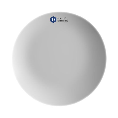 Porseleinen coupe bord Isabelle van 24 cm met meerkleurig DailyDrinks-logo gecentreerd op het oppervlak.