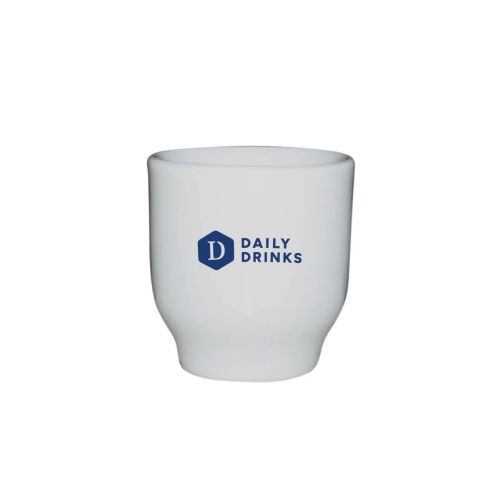 Eierdopje van wit porselein met enkelkleurig DailyDrinks-logo op de voorzijde bedrukt. Eierdopje van wit porselein met enkelkleurig DailyDrinks-logo op de voorzijde bedrukt.