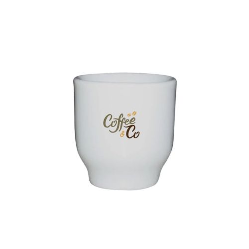 Vooraanzicht van wit eierdopje met helder bedrukt CoffeeCo-logo in meerdere kleuren op het gladde oppervlak. Vooraanzicht van wit eierdopje met helder bedrukt CoffeeCo-logo in meerdere kleuren op het gladde oppervlak.