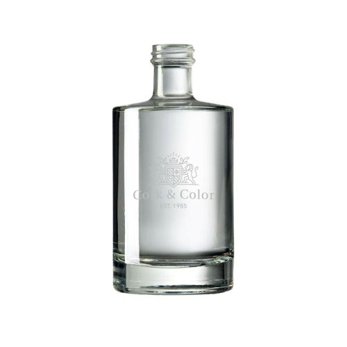 Voorzijde van de Fles Berlin 0,5 liter glas met fijn gegraveerd CorkColor-logo in het glasoppervlak. Voorzijde van de Fles Berlin 0,5 liter glas met fijn gegraveerd CorkColor-logo in het glasoppervlak.