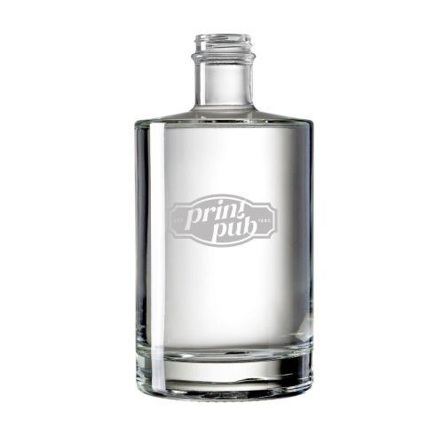 Gravure van het PrintPub-logo op de voorkant van een glazen fles Berlin 0,7 liter, minimalistisch weergegeven. Gravure van het PrintPub-logo op de voorkant van een glazen fles Berlin 0,7 liter, minimalistisch weergegeven.