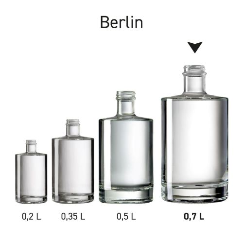 Serie glazen flessen Berlin liter gepresenteerd als collectie, met variaties in rangschikking. Serie glazen flessen Berlin liter gepresenteerd als collectie, met variaties in rangschikking.