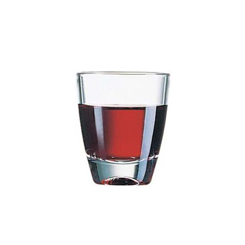 Gevuld gin shotglas 3,5 cl van glas, inhoud zichtbaar tegen neutrale witte achtergrond.