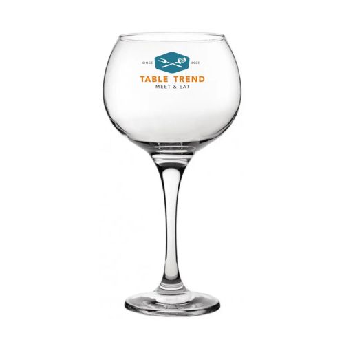 Vooraanzicht van Gin Tonic glas Ambassador 56 cl. met meerkleurig TableTrend logo centraal op het glas geplaatst. Vooraanzicht van Gin Tonic glas Ambassador 56 cl. met meerkleurig TableTrend logo centraal op het glas geplaatst.