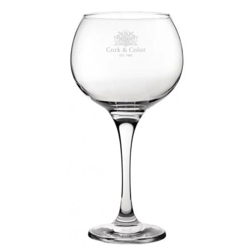 Gegraveerd CorkColor-logo op Gin Tonic glas Ambassador 79 cl. subtiel zichtbaar in helder glas aan de voorzijde. Gegraveerd CorkColor-logo op Gin Tonic glas Ambassador 79 cl. subtiel zichtbaar in helder glas aan de voorzijde.