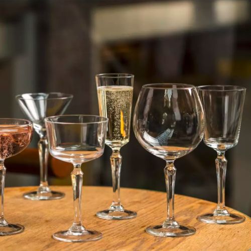 Gin tonicglas Spksy 58 cl glas gevuld met gin-tonic in een horecaomgeving.