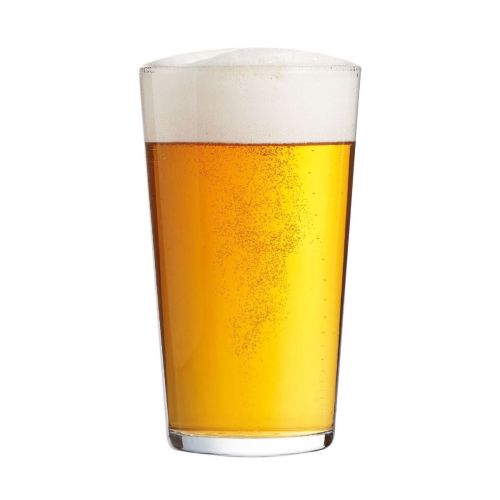 Glas Conique 47 cl. met vulling in sfeerruimte, geplaatst op een houten tafel.