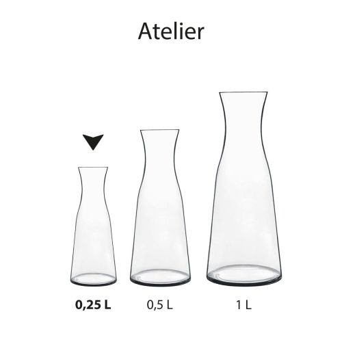 Karaf Atelier 0,25 liter afgebeeld in serie met andere glazen karaffen uit dezelfde collectie.
