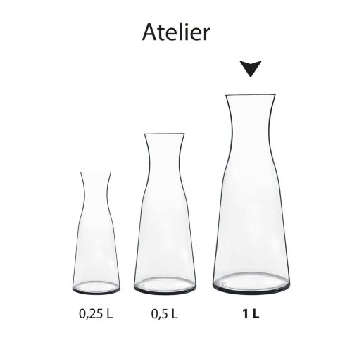 Karaf Atelier 1 liter van glas gepresenteerd samen met andere karaffen uit dezelfde productlijn.