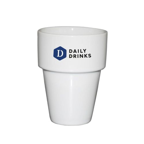 Melkbeker wit 20 cl porselein met meerkleurig DailyDrinks-logo op het voorpaneel