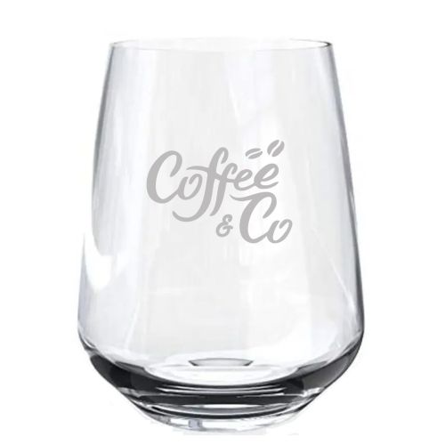 Mencia whiskyglas van 47 cl met subtiel gegraveerd CoffeeCo-logo zichtbaar op de voorkant. Mencia whiskyglas van 47 cl met subtiel gegraveerd CoffeeCo-logo zichtbaar op de voorkant.