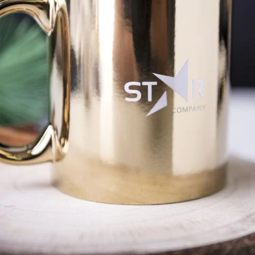Ingerichte sfeerruimte met mok Jasper 35 cl., porselein met logo en metallic look. Ingerichte sfeerruimte met mok Jasper 35 cl., porselein met logo en metallic look.