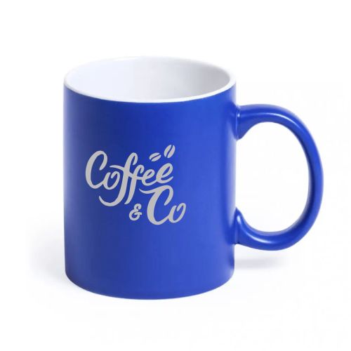 Mok Lisa 35 cl. met CoffeeCo logo in gravure, vooraanzicht toont gegraveerd porselein met matte afwerking. Mok Lisa 35 cl. met CoffeeCo logo in gravure, vooraanzicht toont gegraveerd porselein met matte afwerking.