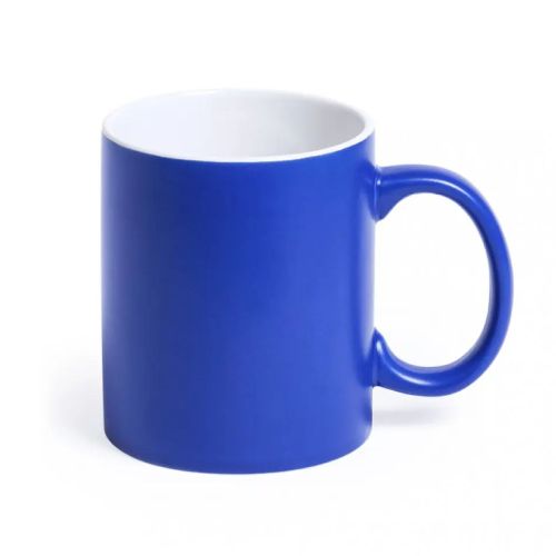 Vooraanzicht van Mok Lisa 35 cl. met blauwe buitenzijde, gemaakt van porselein en geschikt voor graveren. Vooraanzicht van Mok Lisa 35 cl. met blauwe buitenzijde, gemaakt van porselein en geschikt voor graveren.