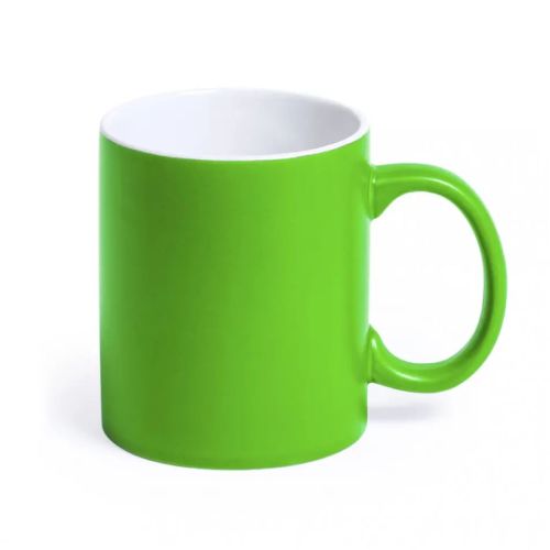 Vooraanzicht van Mok Lisa 35 cl. met groene buitenzijde, gemaakt van porselein en geschikt voor graveren. Vooraanzicht van Mok Lisa 35 cl. met groene buitenzijde, gemaakt van porselein en geschikt voor graveren.