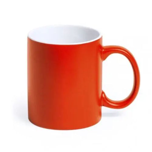 Vooraanzicht van Mok Lisa 35 cl. met oranje buitenzijde, gemaakt van porselein en geschikt voor graveren. Vooraanzicht van Mok Lisa 35 cl. met oranje buitenzijde, gemaakt van porselein en geschikt voor graveren.