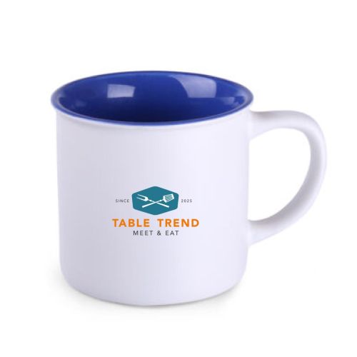 Vooraanzicht van keramieken mok met meerkleurig TableTrend-logo op voorzijde. Vooraanzicht van keramieken mok met meerkleurig TableTrend-logo op voorzijde.