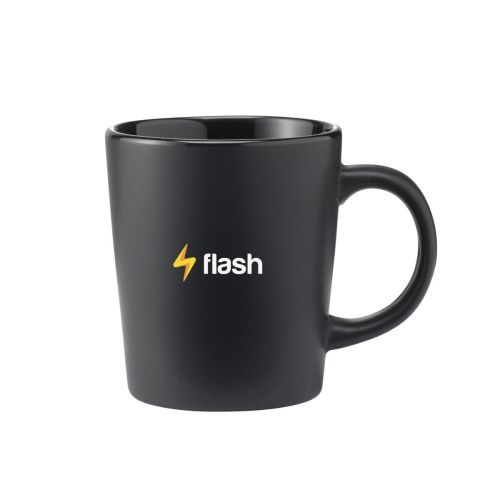 Mat zwart keramieken mok Ponti 25 cl. in vooraanzicht, voorzien van gedrukt logo ‘flash’ op de buitenzijde. Mat zwart keramieken mok Ponti 25 cl. in vooraanzicht, voorzien van gedrukt logo ‘flash’ op de buitenzijde.