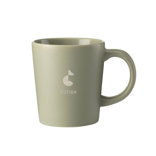 Voorbeeld van mok Ponti 25 cl., mat groen keramiek met ‘kollex’-logo duidelijk zichtbaar in het midden. Voorbeeld van mok Ponti 25 cl., mat groen keramiek met ‘kollex’-logo duidelijk zichtbaar in het midden.