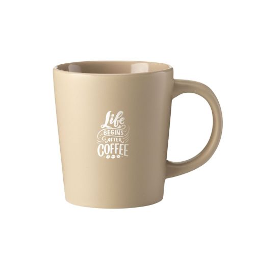 Mok Ponti 25 cl. in mat keramiek, vooraanzicht met het opschrift ‘lifebeginsaftercoffee’. Mok Ponti 25 cl. in mat keramiek, vooraanzicht met het opschrift ‘lifebeginsaftercoffee’.