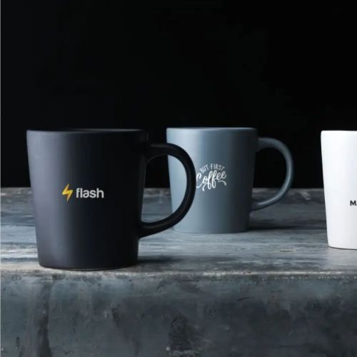 Sfeerbeeld van Ponti mokken 25 cl. met bedrukt logo, geplaatst in een interieursetting. Sfeerbeeld van Ponti mokken 25 cl. met bedrukt logo, geplaatst in een interieursetting.